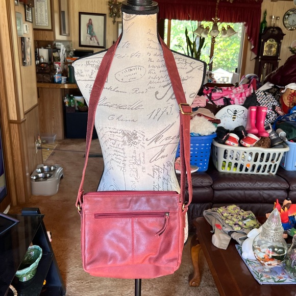100% cow hide leather Great American leather works red crossbody handbag. - Picture 6 of 17
